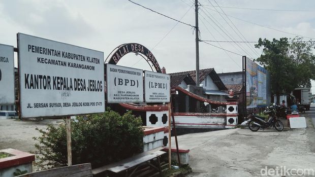 Balai Desa Jeblog, Kecamatan Karanganom, Klaten yang dekat dengan Umbul Ponggok.