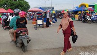 Sementara itu, pedagang di pasar kaget Stadion GBLA mengaku tak tahu ada larang berjualan selama PPKM level 3 di Kota Bandung. Selain pedagang, warga juga mengaku tidak mengetahui pasar kaget Stadion GBLA harus ditutup lagi.