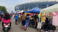 Sejumlah pedagang berjualan di pasar kaget yang berada di kawasan Stadion Gelora Bandung Lautan Api (GBLA), Kecamatan Gedebage, Kota Bandung, Jawa Barat, Minggu (13/2/2022).