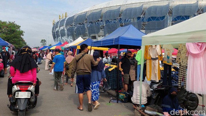 Pemkot Bandung larang pasar kaget beroperasi di masa PPKM level 3. Meski begitu, pasar kaget di kawasan Stadion GBLA masih beroperasi dan ramai dikunjungi warga