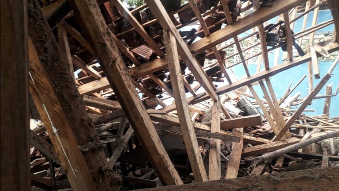 Bangunan SD di Sukabumi ambruk diterjang angin kencang.