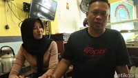 Kisah cinta antara keduanya bak seperti acara FTV. Mereka menjalin cinta lokasi (cinlok) ditempat usaha milik Rohani. Rohani adalah bos warteg dan Winni adalah karyawannya. Diketahui, cinlok ini terjadi beberapa bulan setelah istri Rohani meninggal dunia karena sakit.