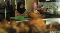 Sebelum menikah, Winni merupakan mantan karyawan warung Tegal (Warteg) milik Rohani di Jalan Solontongan, Kecamatan Lengkong, Kota Bandung. Winni bekerja di warteg milik Rohani hampir enam bulan lebih di tahun 2021, pada Bulan Juli istri Rohani yang merupakan majikan Winni meninggal dunia karena sakit, pasca melahirkan anak keduanya. Tempat usaha Rohani pun sempat tutup sementara dan Winni pun kembali ke pekerjaan lamanya, bekerja di tempat konveksi yang berada di Jalan Sudirman, Kota Bandung.