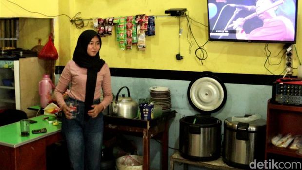 Pernikahan Rohani & Winni viral di media sosial. Pasalnya Rohani yang merupakan pemilik warteg di Kota Bandung ini nikahi pegawainya yang terpaut usia 20 tahun.
