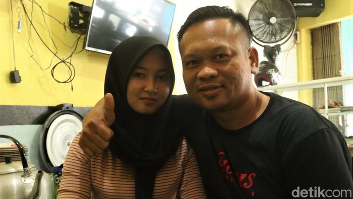 Pernikahan Rohani & Winni viral di media sosial. Pasalnya Rohani yang merupakan pemilik warteg di Kota Bandung ini nikahi pegawainya yang terpaut usia 20 tahun.