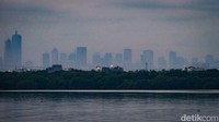 Tampak gedung-gedung bertingkat terlihat dari kawasan Pantai Maju di PIK, Jakarta Utara. 