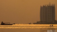 Daerah Pantai Maju menjadi salah satu spot favorit berburu matahari terbit karena posisi laut yang mengarah ke timur dari daratan.  