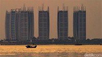 Selain itu, kapal-kapal yang bersandar terlihat jelas dari Pantai Maju.