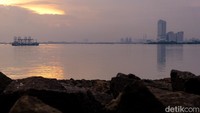 Tak heran warga kerap datang ke pantai ini untuk menikmati pemandangan matahari terbit dari pantai ini.