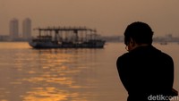 Berburu matahari terbit jadi salah satu kegiatan favorit masyarakat untuk memulai hari. Kawasan Pantai Maju di Pantai Indah Kapuk (PIK) pun kerap disambangi warga yang hendak mengabadikan momen matahari terbit, Jakarta, Minggu (13/2/2022) pagi.