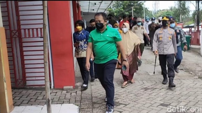 Bupati Hendy menjenguk korban di Puskesmas Ambulu