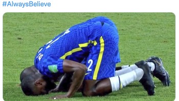 Antonio Rudiger yang beragama muslim pun sujud syukur atas kemenangan ini. Foto: Twitter