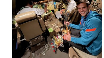 Sang kapten membawa trofi pulang ke Stamford Bridge, London. Foto: Twitter