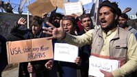 Dilansir dari AFP dan Associated Press, Sabtu (12/2/2022), Biden mencairkan aset senilai USD 7 miliar atau setara Rp 100 triliun milik pemerintahan Afghanistan sebelumnya yang dibekukan sejak Taliban berkuasa kembali. Usai dicairkan, separuh aset itu disita untuk bantuan kemanusiaan bagi warga Afghanistan. Dana tersebut bakal disalurkan tanpa melalui Taliban.