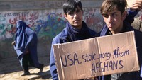 Sejumlah warga menggelar aksi protes di kawasan Kabul, Afghanistan, usai Presiden Amerika Serikat (AS) Joe Biden menyita aset senilai Rp 100 triliun milik pemerintahan Afghanistan sebelumnya, Sabtu (12/2/2022) waktu setempat.
