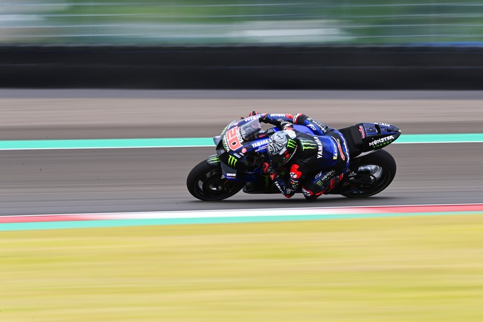 Pembalap Monster Energy Yamaha Fabio Quartararo memacu sepeda motornya pada hari pertama tes pramusim MotoGP 2022 di Pertamina Mandalika International Street Circuit, Lombok Tengah, NTB, Jumat (11/2/2022). Sesi tes pramusim di sirkuit Mandalika tersebut akan berlangsung hingga Minggu (13/2/2022). ANTARA FOTO/Andika Wahyu/YU
