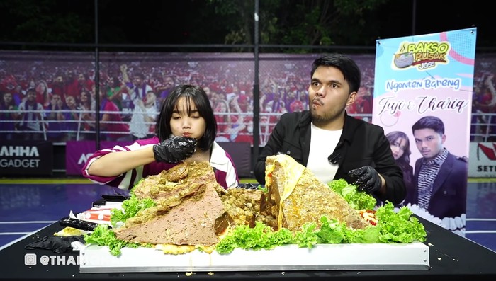 Serunya Thoriq Halilintar dan Fuji Makan Bakso Jumbo Segede Gunung Fuji!