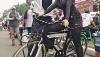 Bersama Indra L Bruggman, Karra olahraga bareng sambil mencicipi jajanan-jajanan saat acara Car Free Day. Foto: Instagram Karra Syam