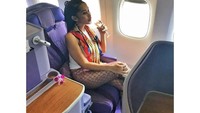 Terakhir ini pose santai Karra saat menikmati minuman di dalam pesawat. Terbukti nih selain ngopi, Karra juga suka traveling. Foto: Instagram Karra Syam