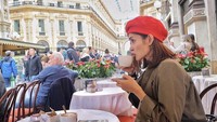 Liburan ke Eropa, tentunya jadi momen yang tak terlupakan bagi Karra. Ditambah di sana ia bisa mencicipi kopi-kopi enak yang disukainya. Foto: Instagram Karra Syam