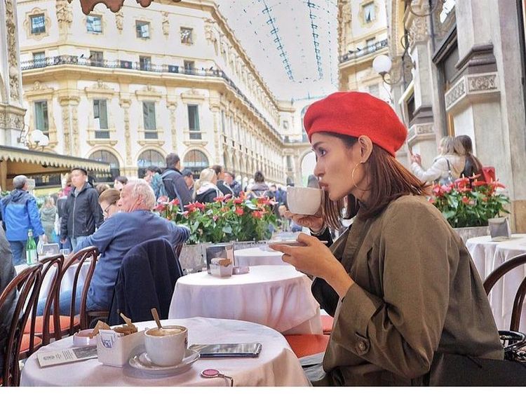 Cantiknya Karra Syam, Presenter Olahraga yang Doyan Ngopi