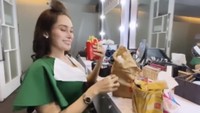 Disela-sela waktu syutingnya Karra biasanya memesan makanan lewat aplikasi ojek online. Ia ternyata penggemar makanan cepat saji. Foto: Instagram Karra Syam