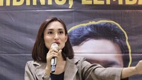 Jadi pembicaran di salah satu seminar yang menbahas juranlistik. Karra membagikan pengalamannya dengan banyak orang di sana. Foto: Instagram Karra Syam
