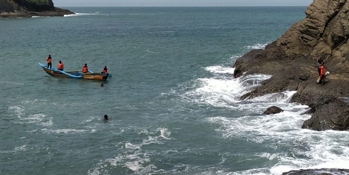 Sebanyak 10 orang tewas akibat terseret ombak di Pantai Payangan, Jember. Diketahui mereka terseret ombak saat melakukan ritual di pantai tersebut.