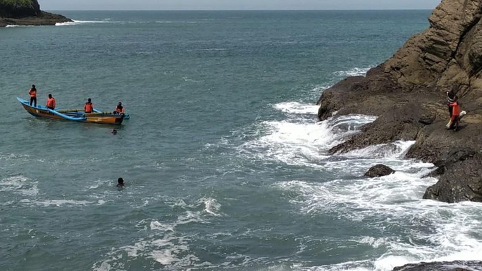 Sebanyak 10 orang tewas akibat terseret ombak di Pantai Payangan, Jember. Diketahui mereka terseret ombak saat melakukan ritual di pantai tersebut.