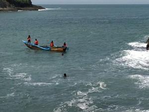 Prosesi Ritual Tewaskan 11 Orang di Jember: Berdiri Tepi Pantai, Tabur Bunga