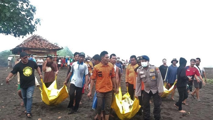 Sebanyak 10 orang tewas akibat terseret ombak di Pantai Payangan, Jember. Diketahui mereka terseret ombak saat melakukan ritual di pantai tersebut.