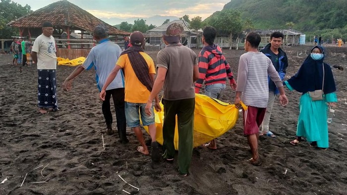 Sebanyak 10 orang tewas akibat terseret ombak di Pantai Payangan, Jember. Diketahui mereka terseret ombak saat melakukan ritual di pantai tersebut.