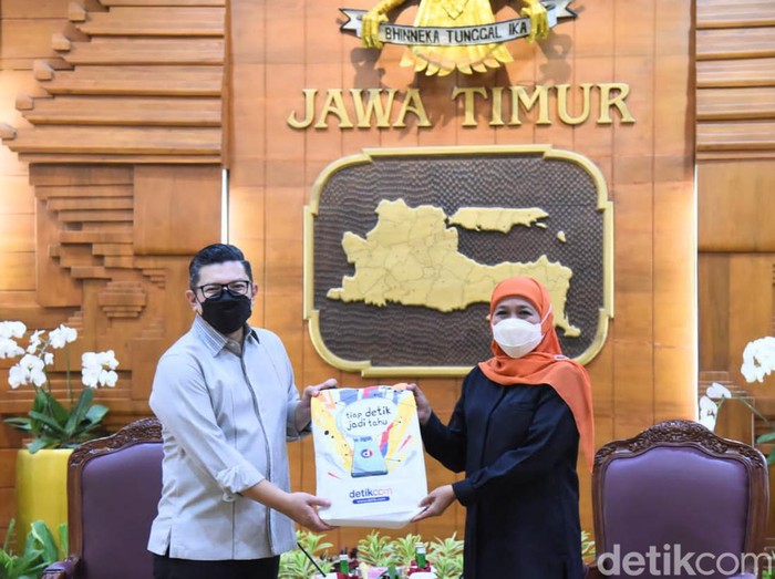 Pemred detikcom Alfito Deannova Ginting berkunjung ke Gedung Negara Grahadi Surabaya. Rombongan redaksi detikcom diterima langsung oleh Gubernur Jatim Khofifah Indar Parawansa.
