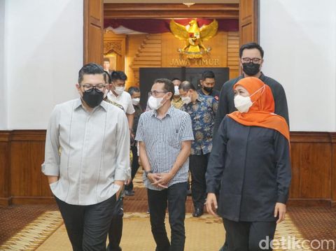 Pemred detikcom Alfito Deannova Ginting berkunjung ke Gedung Negara Grahadi Surabaya. Rombongan redaksi detikcom diterima langsung oleh Gubernur Jatim Khofifah Indar Parawansa.