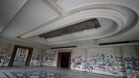 Istana lainnya, di Babil, dengan lokasi di atas bukit dan memiliki view ke situs Warisan Dunia UNESCO, terbengkalai. Dindingnya penuh grafiti dan lampu gantung yang mewah rusak parah. Sebagian dari kompleks itu masih oke dengan menjadi menjadi kompleks hotel.