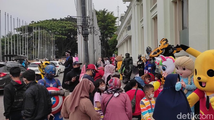 Jalan Asia Afrika masih dipenuhi warga yang liburan ke kawasan Alun-alun Bandung menjelang penutupan jalan.