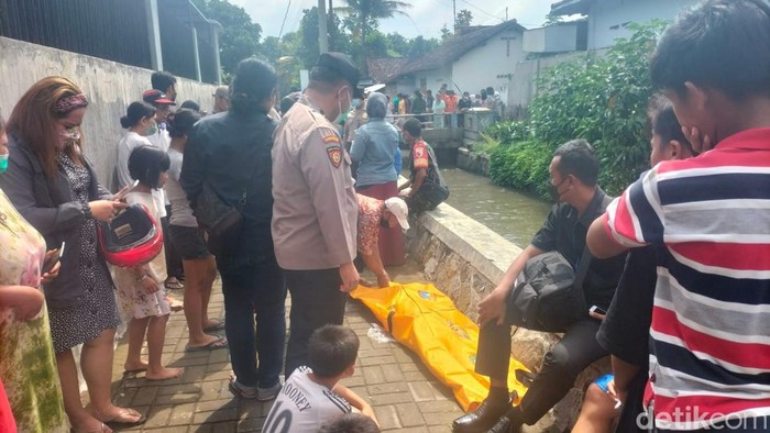 Jenazah korban di pinggir sungai