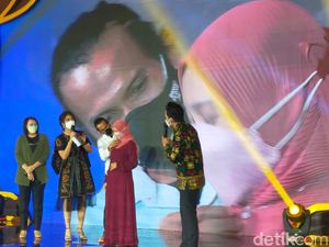 Haru di Launching detikJatim Saat Penyerahan Pemenang Kalung Emas untuk Istri