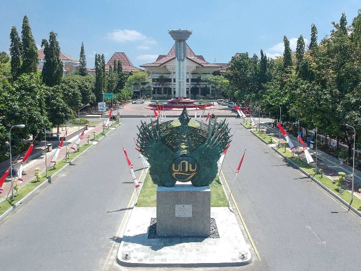 Universitas negeri terdekat