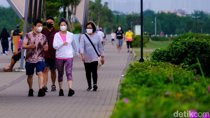 Kasus COVID Bertambah, Warga Jakarta Tetap Olahraga di Akhir Pekan Sejumlah warga Jakarta berolahraga di akhir pekan. Meski kasus COVID-19 di Jakarta meningkat, tak sedikit warga yang masih berolahraga di luar rumah.