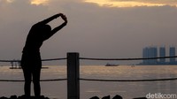 Diketahui, kasus aktif COVID-19 Indonesia mencapai 335.340 pada Sabtu (12/2/2022). Sementara itu jumlah konfirmasi positif meroket 55.209 kasus dengan kematian 107 kasus.