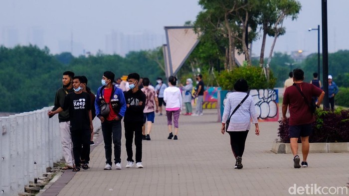 Sejumlah warga Jakarta berolahraga di akhir pekan. Meski kasus COVID-19 di Jakarta meningkat, tak sedikit warga yang masih berolahraga di luar rumah.