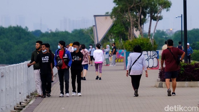 Kasus COVID Bertambah, Warga Jakarta Tetap Olahraga di Akhir Pekan Sejumlah warga Jakarta berolahraga di akhir pekan. Meski kasus COVID-19 di Jakarta meningkat, tak sedikit warga yang masih berolahraga di luar rumah.