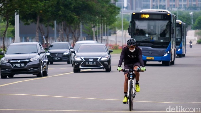 Sejumlah warga Jakarta berolahraga di akhir pekan. Meski kasus COVID-19 di Jakarta meningkat, tak sedikit warga yang masih berolahraga di luar rumah.