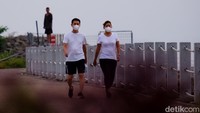 Meningkatnya kasus COVID-19 di wilayah Jakarta membuat masyarakat kembali diimbau untuk memperketat penerapan protokol kesehatan seperti mengenakan masker hingga mengurangi aktivitas di luar rumah guna memutus rantai penyebaran virus Corona, khususnya varian Omicron.