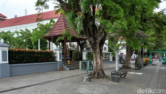 Malioboro Yogyakarta kini telah bersih dari pedagang kaki lima (PKL) sejak pekan lalu. Malioboro pun kini berbenah menjadi Kawasan Cagar Budaya.