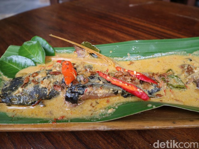 Kuliner menu mangut lele asap di Warung Kudusan, Minggu (13/2/2022).