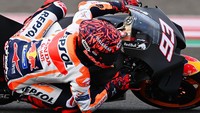 Pebalap Repsol Honda Team Marc Marquez memacu kecepatan sepeda motornya pada hari terakhir tes pramusim MotoGP 2022 di Pertamina Mandalika International Street Circuit, Lombok Tengah, NTB, Minggu (13/2/2022).