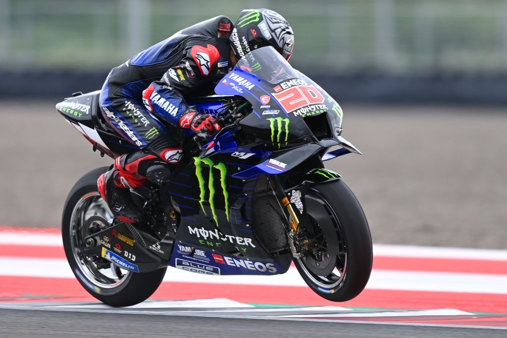 Gelaran tes pramusim MotoGP 2022 menarik perhatian warga di sekitar Sirkuit Mandalika. Tak sedikit warga yang menonton tes pramusim MotoGP itu dari perbukitan.