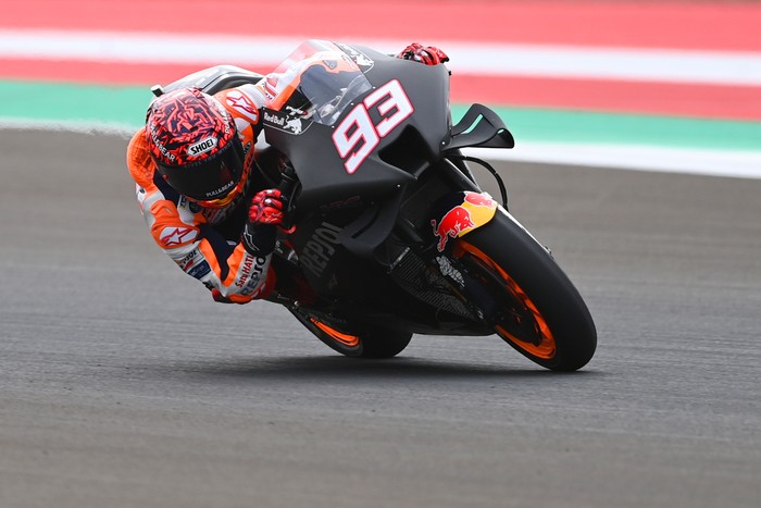 Gelaran tes pramusim MotoGP 2022 menarik perhatian warga di sekitar Sirkuit Mandalika. Tak sedikit warga yang menonton tes pramusim MotoGP itu dari perbukitan.